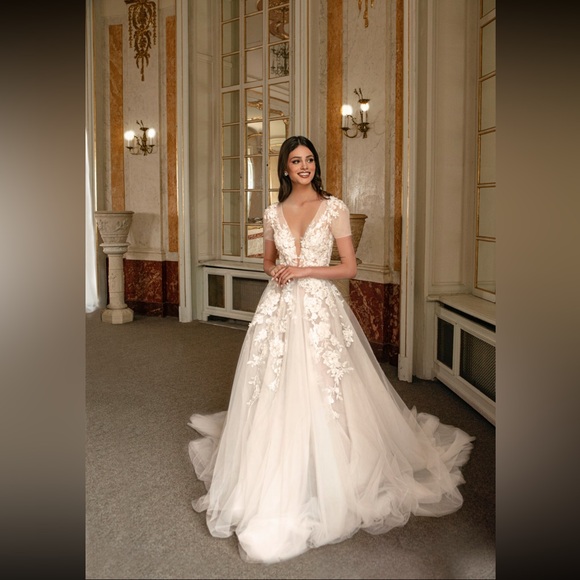 Elegant Ivory Lace Wedding Dress.Size 8.Q4